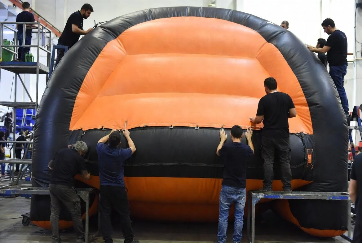 Control de calidad de hinchables antes del envío